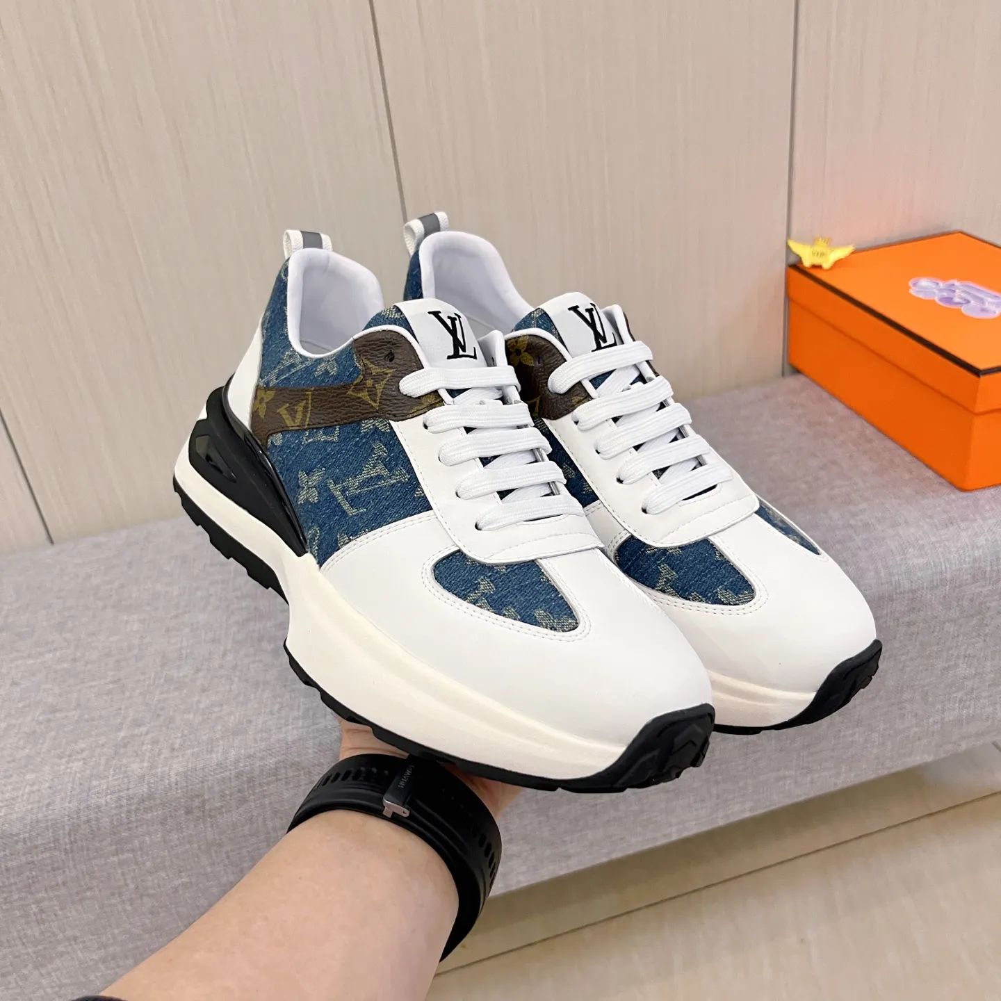 🚘🚘Factory batch 460 men's shoes💰[LV]🔥Louis Vuitton high-end men's shoes brand official website 1:1 latest masterpiece: the upper is made of Italian imported first-layer cowhide with a comfortable and breathable lining➕original non-slip and wear-resistant outsole🔥, making walking more convenient and comfortable! An exclusive new model, a stunning work, a beautiful 1:1 replica [color] compared to the official quality! Create a fashionable personality to set off your uniqueness! A must-have for trendy men! Classic 🔥Size: 38-44 Color: 🔥 2⃣️colors available🔥.